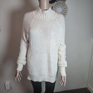American Eagle Women’s Sweater Size Medium  White Knit Pullover  Cozy